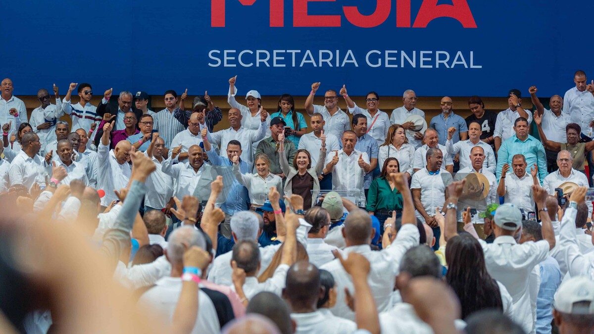 Carolina Mejía confirma candidatura presidencial en acto en Barahona