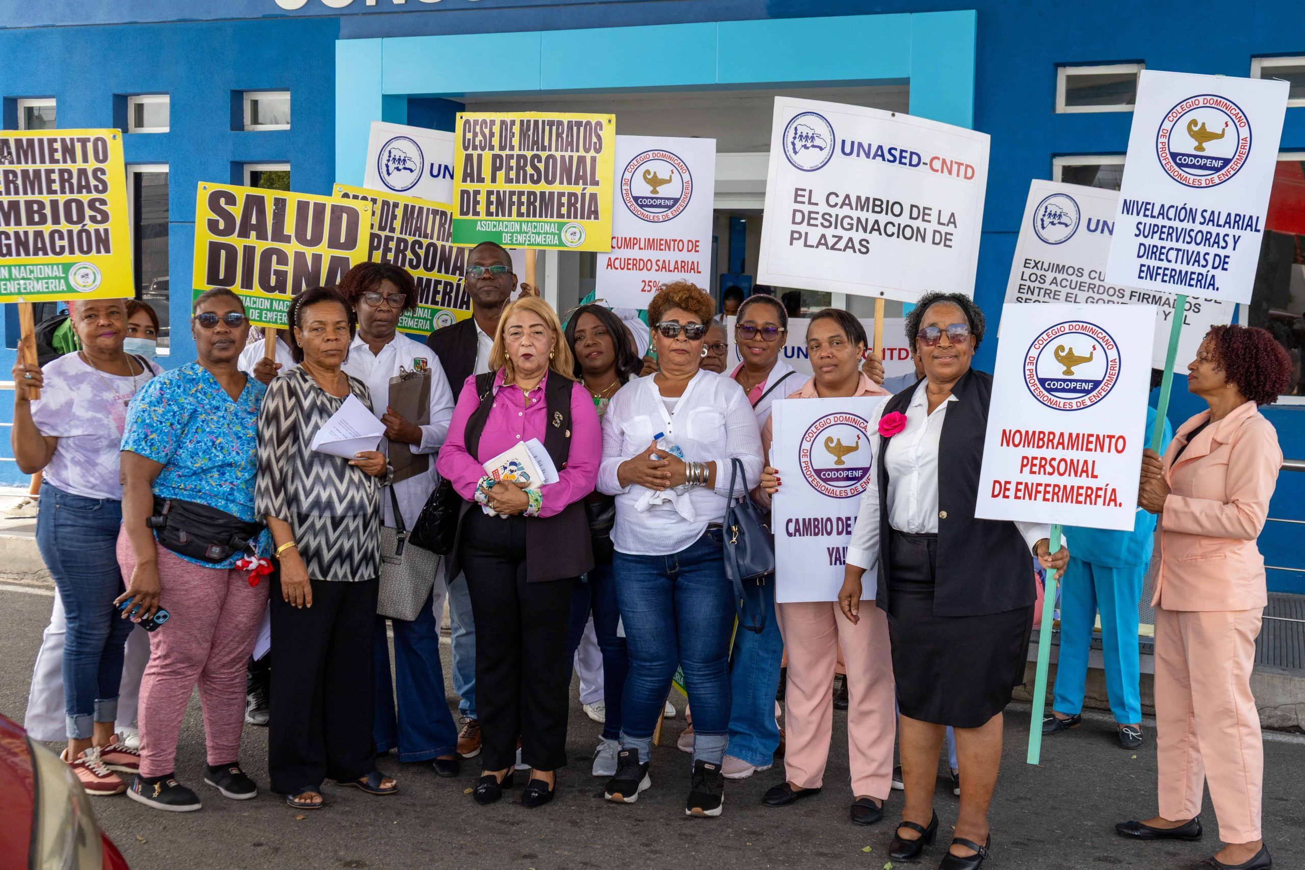 VIDEO | Personal administrativo de salud hace un plantón frente al SNS en exigencia de aumentos sala