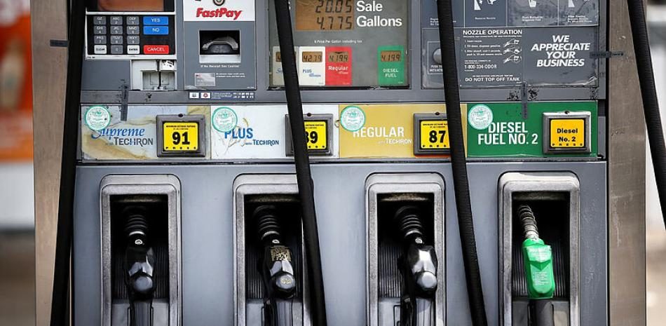 Gobierno congela los precios de los principales combustibles