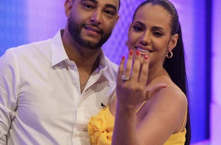 Mabel Enríquez recibe propuesta de boda en pleno programa