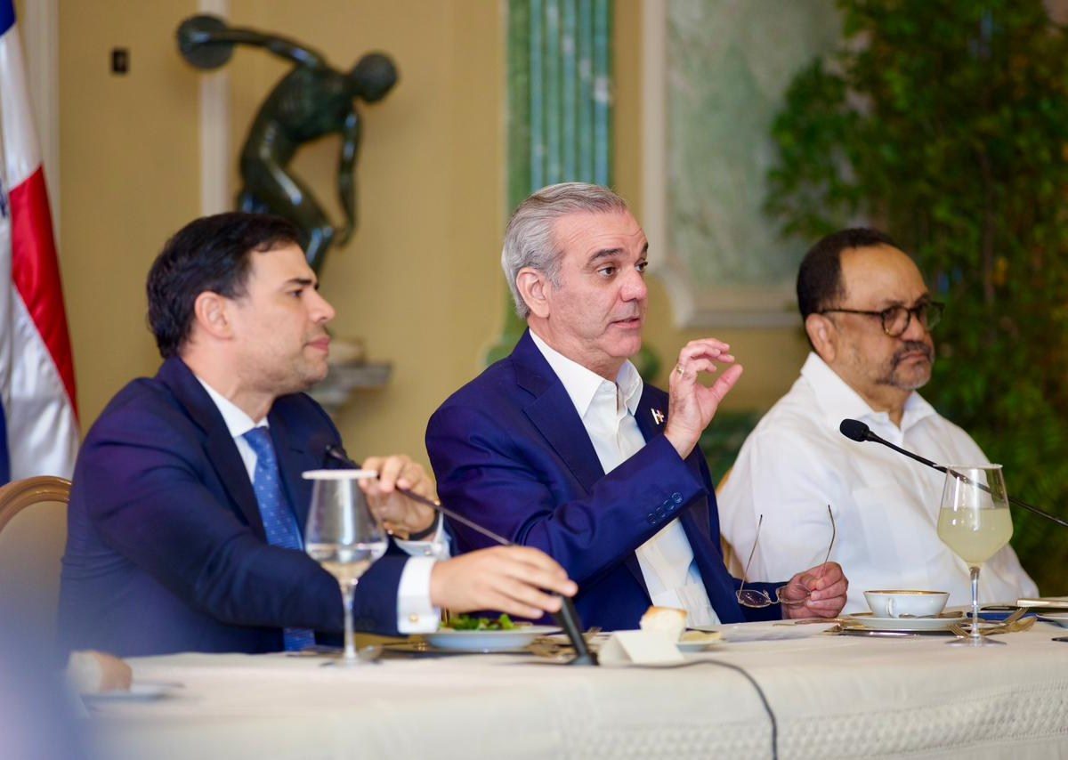 Presidente Abinader reafirma respaldo a la clase artística y escucha propuestas del sector cultural