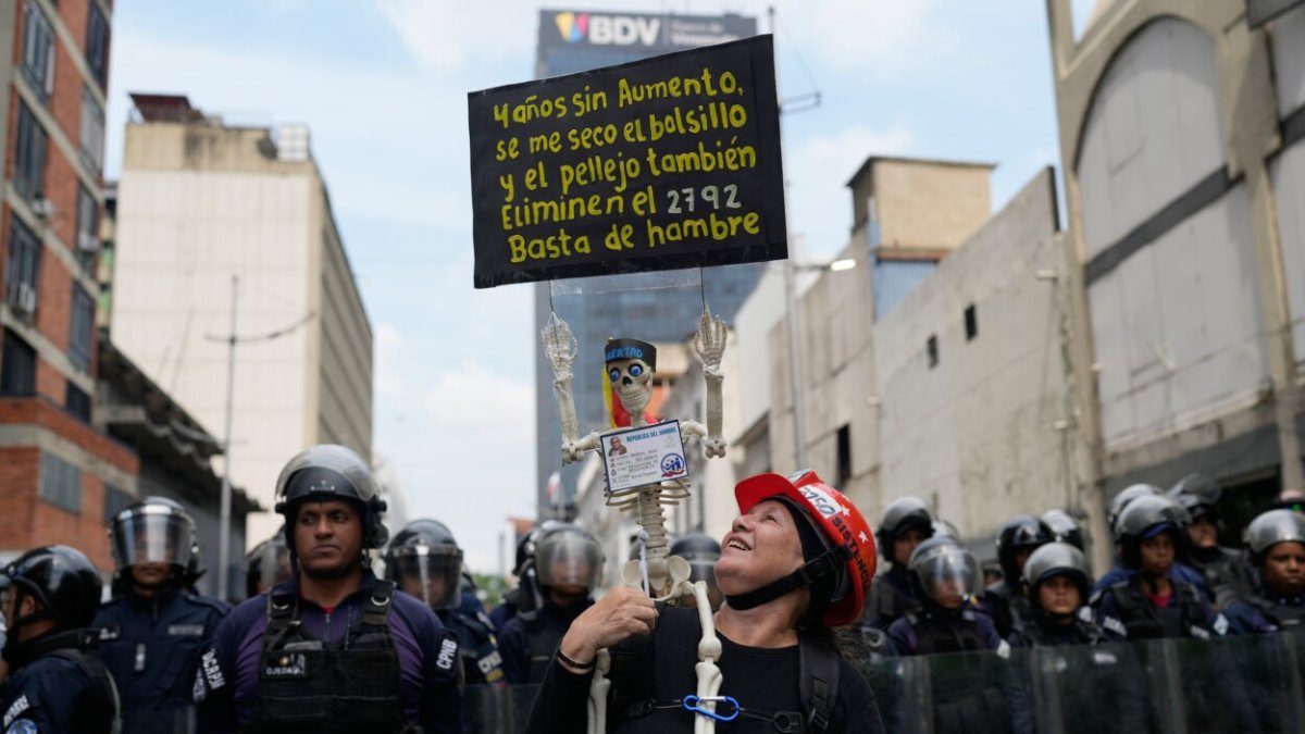 Trabajadores exigen pensiones y salarios dignos en las calles de Venezuela