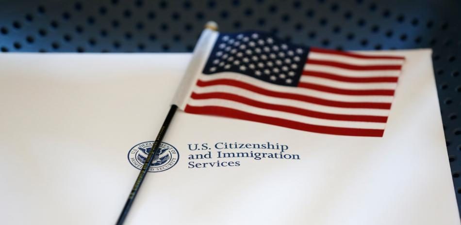 Administración Trump obligaría a extranjeros que viven en EEUU a pedir 