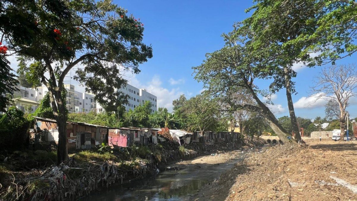 Trabajos ampliación avenida Colombia avanzan, pero aún faltan personas por sacar del área de peligro
