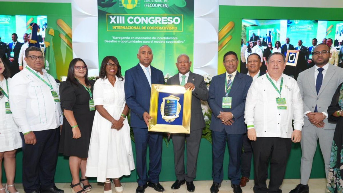 Reconocen trayectoria del senador Julito Fulcar