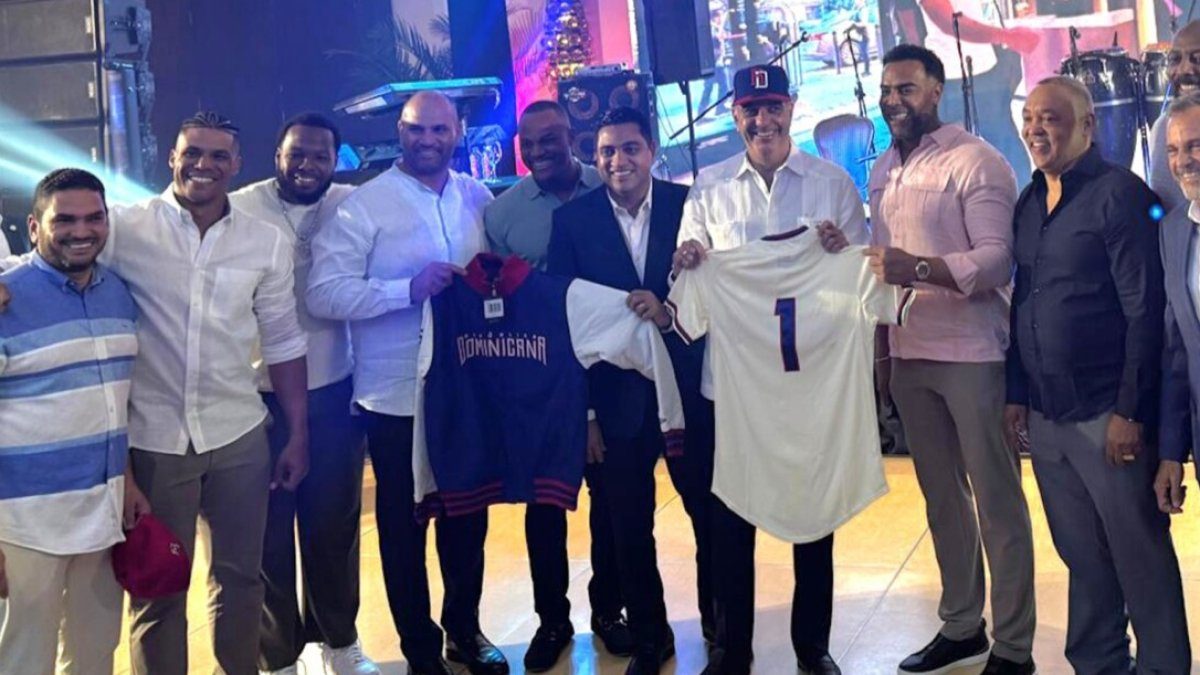 Abinader en chercha con equipo dominicano que va al Clásico Mundial