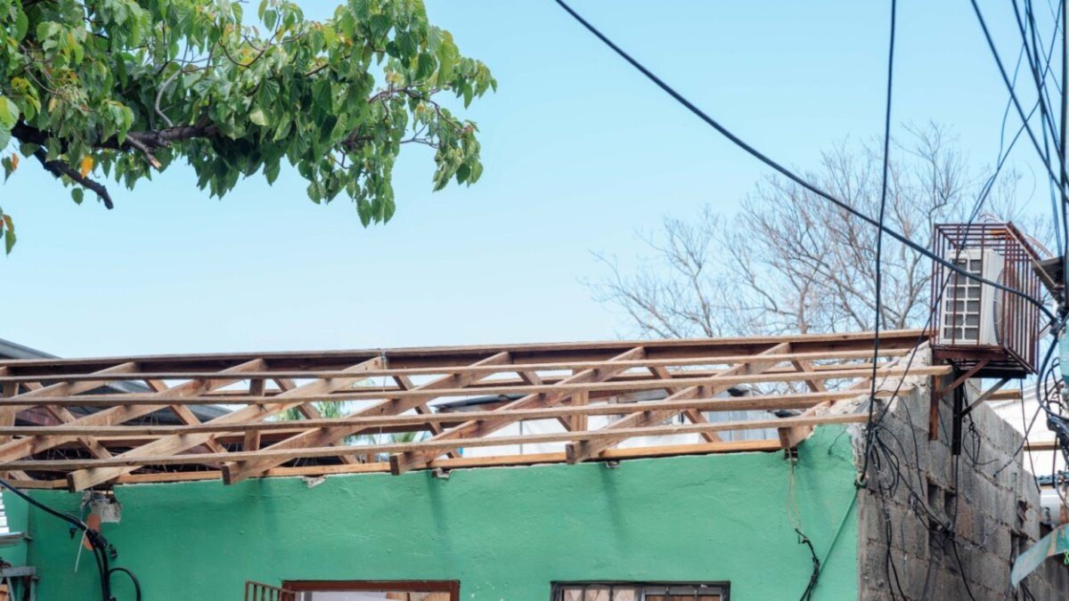 Reparan decenas de viviendas vulnerables en Cristo Rey y San Carlos