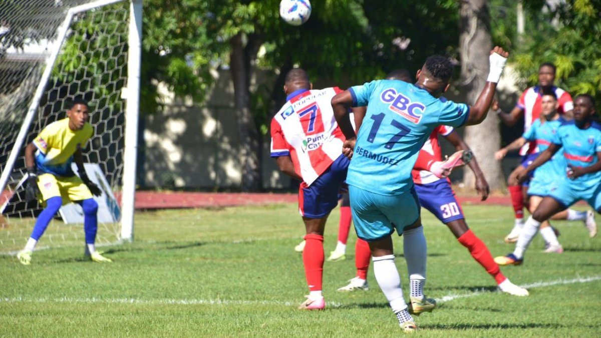 Salcedo vence a Delfines, en partido de ida de la semifinal del fútbol dominicano
