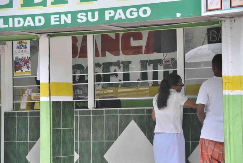 Bancas de lotería ilegales se instalan hasta en los alrededores del Ministerio de Hacienda
