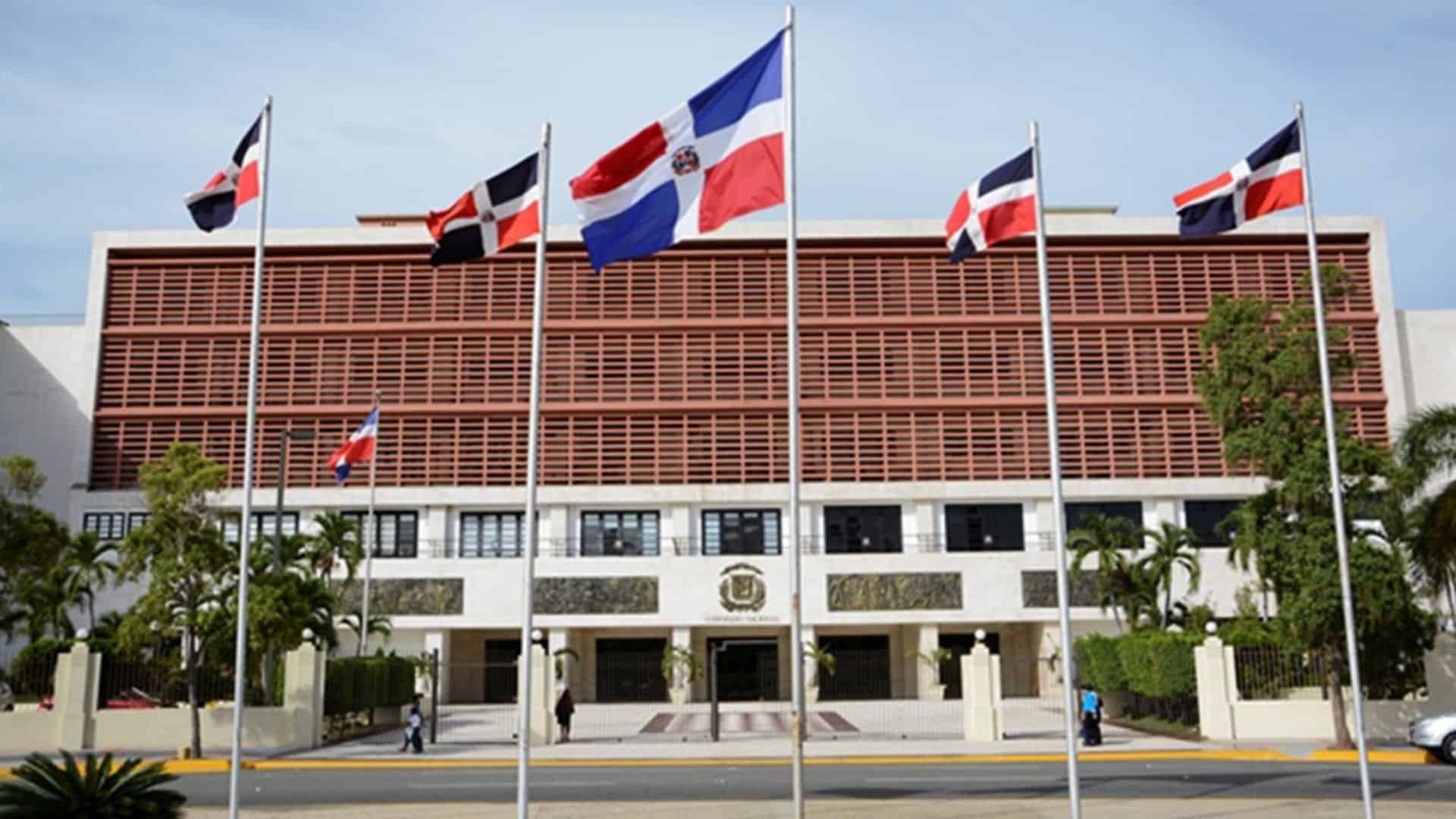Senador Cristóbal Castillo deposita 