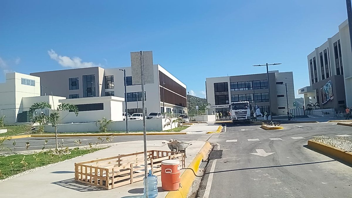 Oscar López dona a UASD Neyba obras literarias, incluyendo 