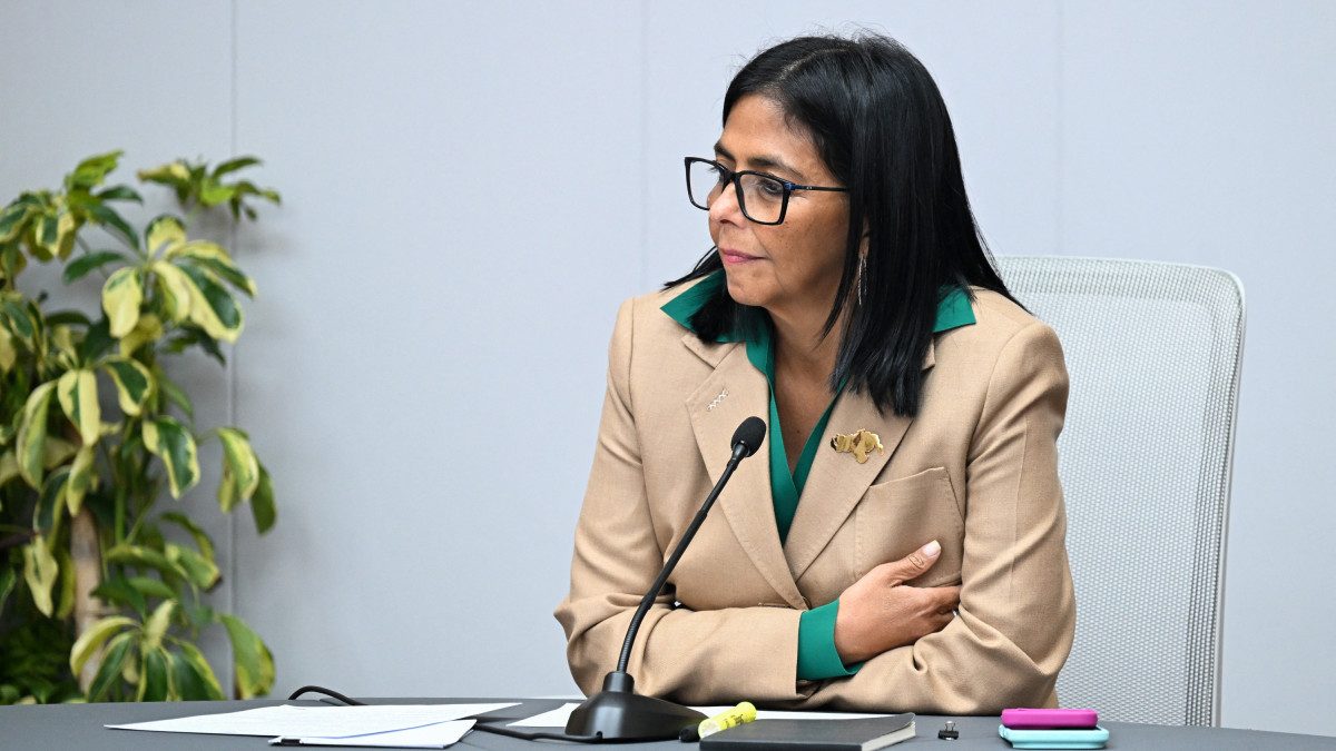 Delcy Rodríguez anuncia más excarcelaciones mientras ONG exigen liberen a todos