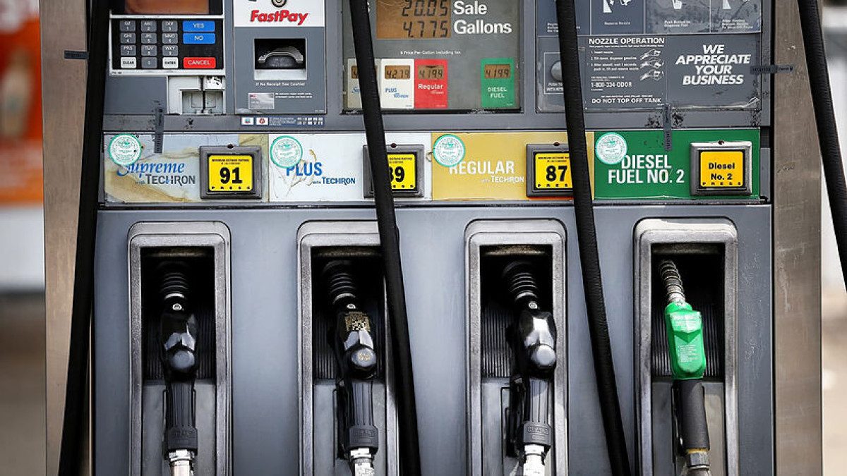 Gobierno congela los precios de los principales combustibles