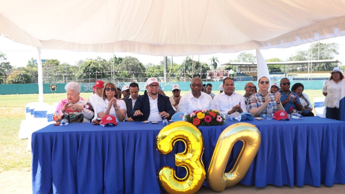 Profesores de la UASD inauguran trigésimo torneo de softbol