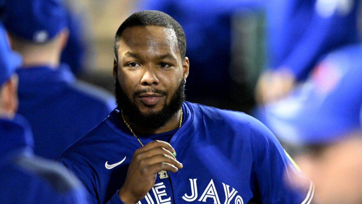 Azulejos superan odisea de viaje y vencen a Angelinos; Guerrero Jr. lidera