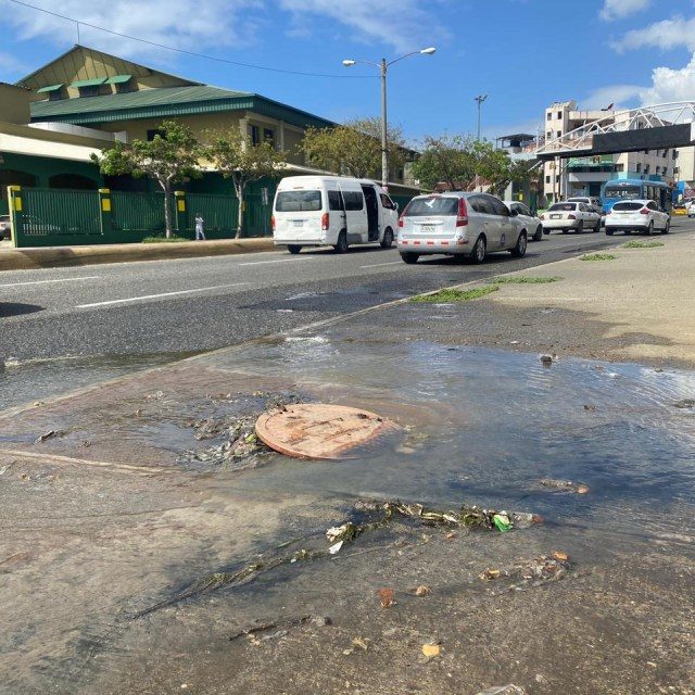 (VIDEO) Denuncian desbordamiento de aguas negras en la avenida México, Distrito Nacional