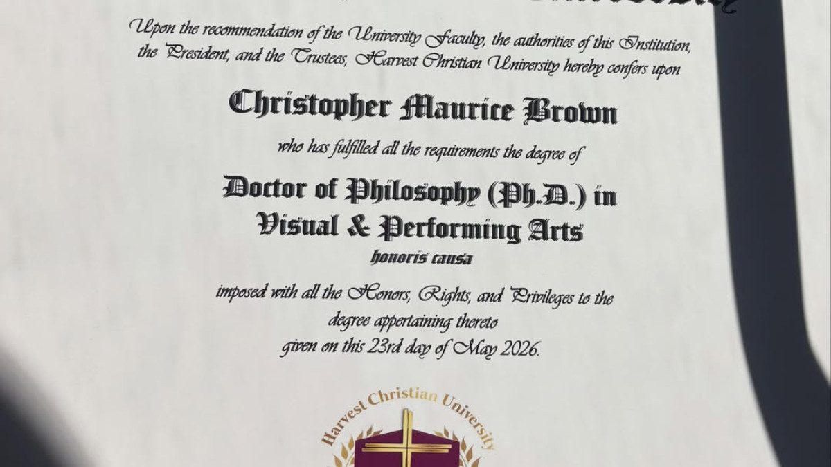Chris Brown recibe doctorado honoris causa