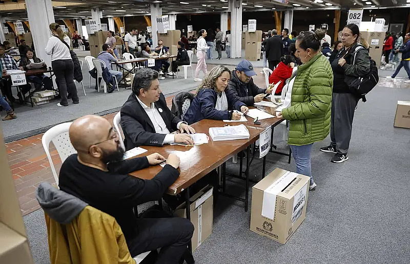 Candidatos colombianos mantendrán posiciones en la tarjeta electoral para segunda vuelta