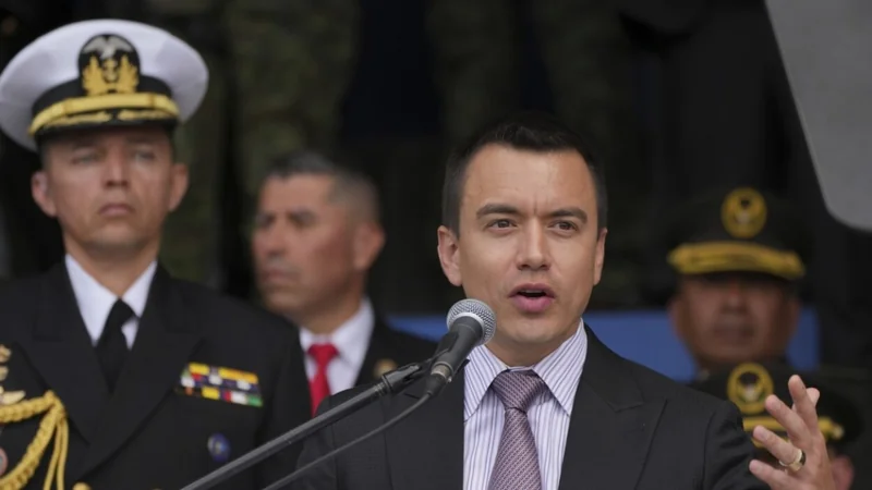 Noboa desmiente bombardeos y acusa a Colombia de encubrir a criminales