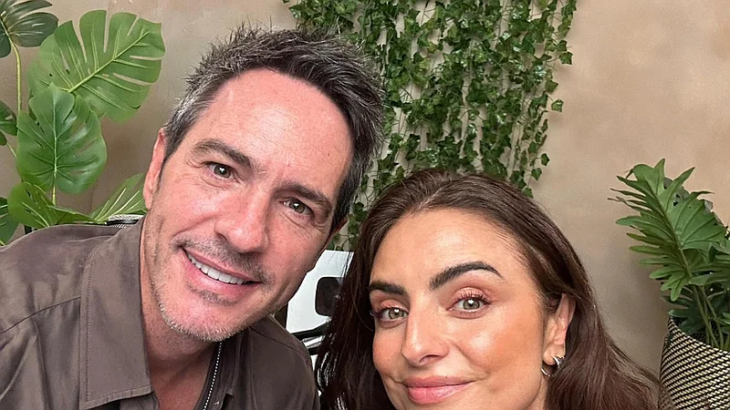 Aislinn Derbez y Mauricio Ochmann posan juntos para una revista y no descartan reconciliación