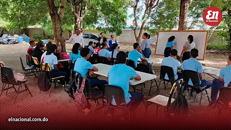 ¡Bajo árboles! Así toman clases estudiantes en Las Matas de Farfán