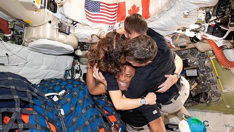 ¡Llegaron! Astronautas que orbitaron la Luna amerizan en la costa de San Diego