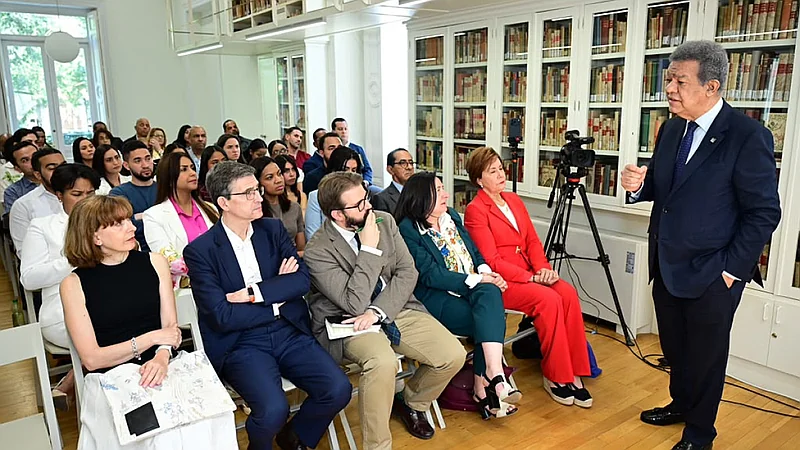 Leonel dialoga con estudiantes en Madrid sobre desafíos globales