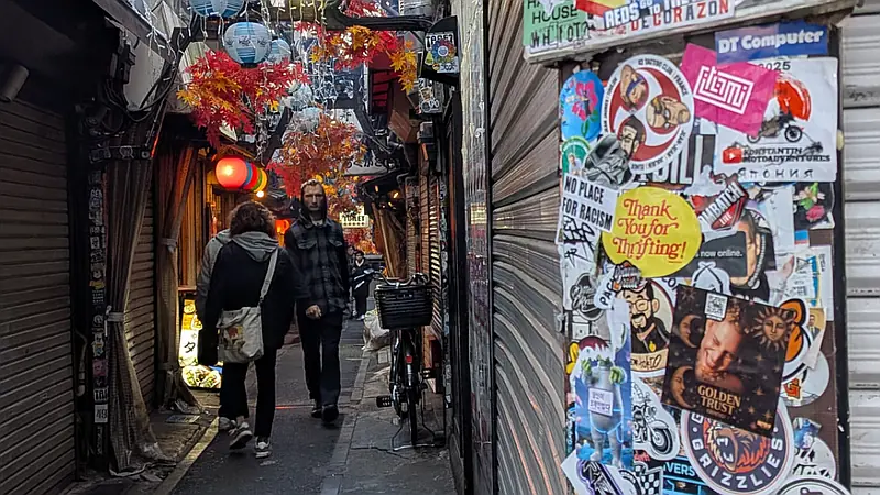 De Vuelta en Tokio: En Shinjuku; callejones con bares “minúsculos”
