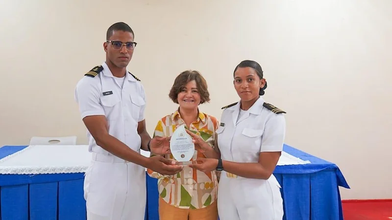Gobernadora de Peravia recibe reconocimiento de guardiamarinas en jornada formativa institucional