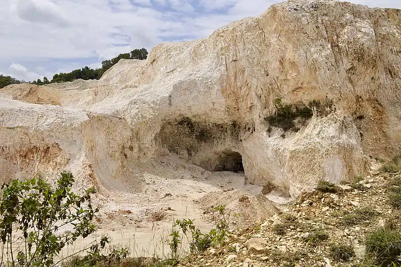 Abinader declara de utilidad pública terrenos en las Cuevas del Pomier