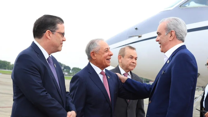 Abinader impulsa inversión en zonas francas durante cumbre en Panamá