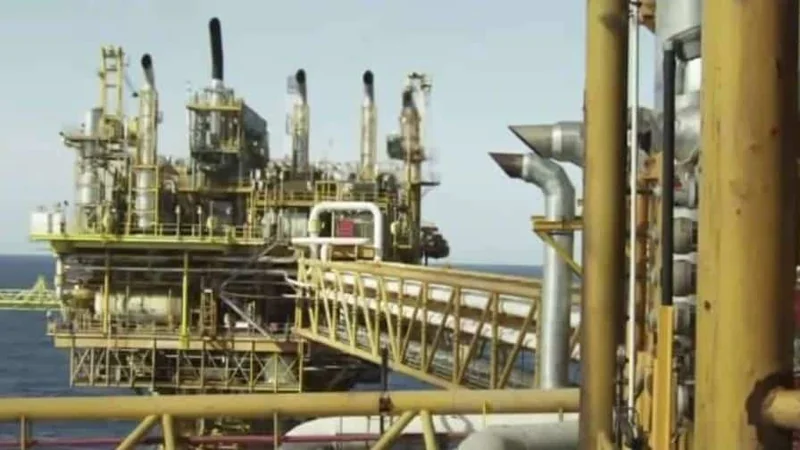 Petroleros iraníes reanudan exportaciones tras cruzar zona de bloqueo estadounidense