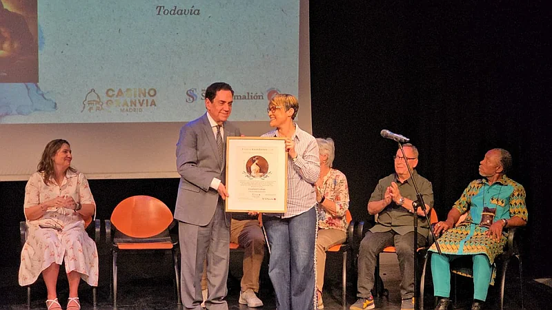 Lizamavel Collado conquista premio literario en Madrid