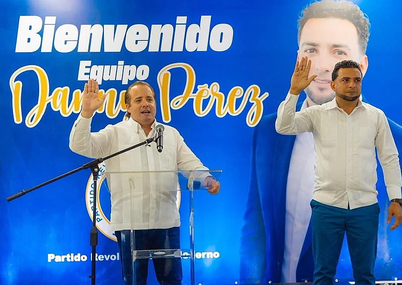 Director distrital de El Higuerito renuncia de la FP y es juramentado en el PRM