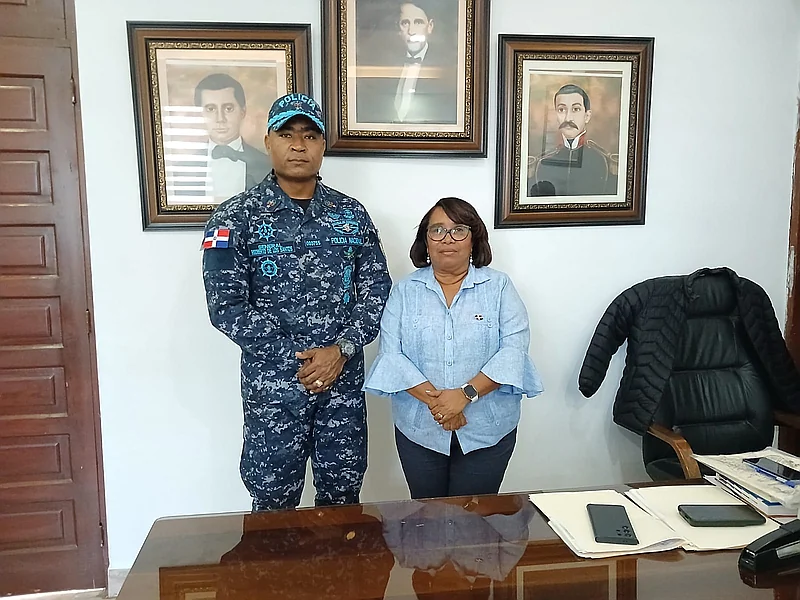 Director Regional Sur de la Policía y gobernadora de Barahona abordan temas de seguridad ciudadana y