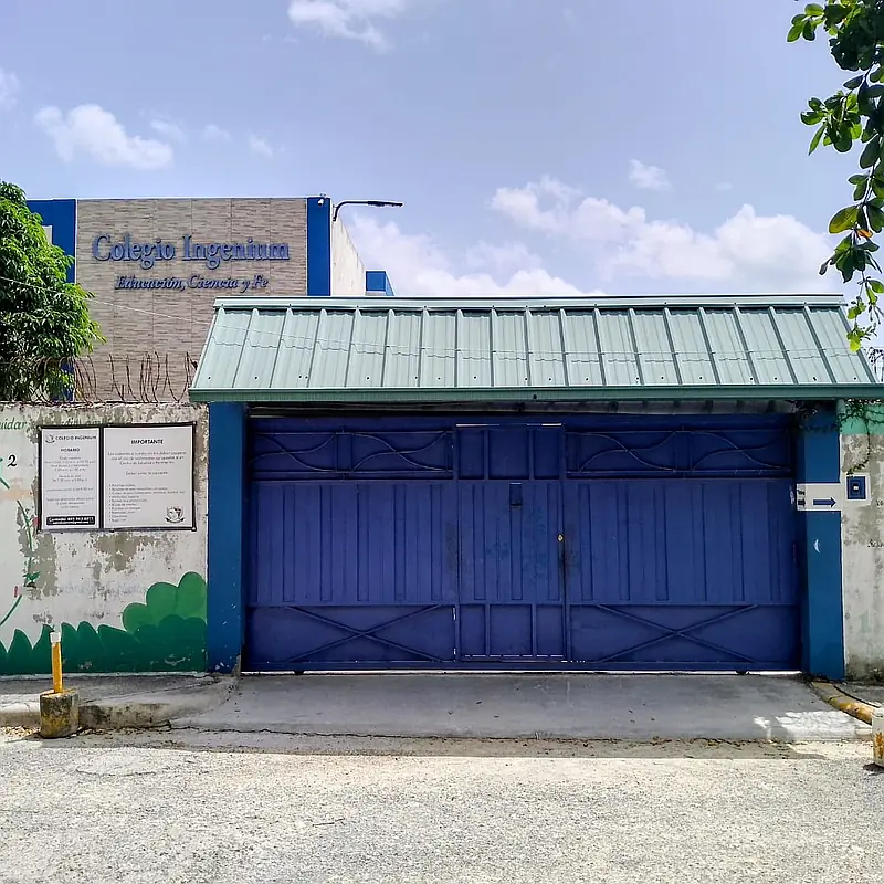 Padres de estudiantes del Colegio Ingenium exigen respuesta del Minerd tras cierre inesperado del ce