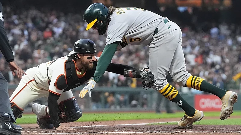Devers y Bericoto batean jonrones e impulsan a los Gigantes a vencer 2-1 a los Atléticos