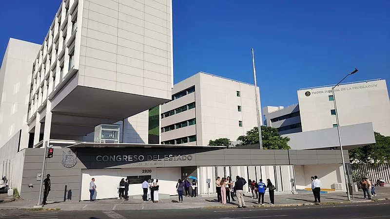 Dejan cuatro cuerpos decapitados frente al Congreso del estado mexicano de Guerrero
