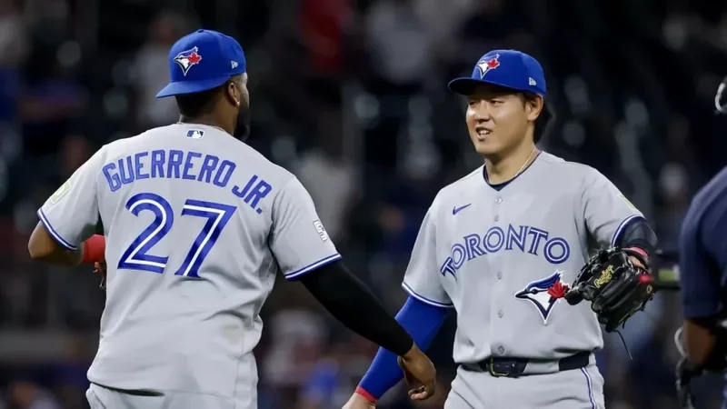 Azulejos vencen a los Bravos, Chad Dallas se combina con cinco lanzadores en su debut