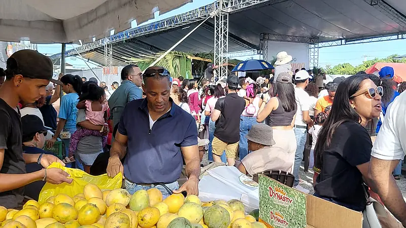 Feria del Mango en Baní rompe récord de asistencia en su segundo día