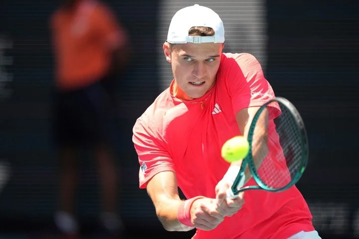 Mensik domestica la furia de Fonseca en Roland Garros