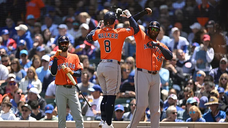 Astros pierden a Yordan Álvarez en pleno juego: sale en la sexta entrada por espasmos en la espalda