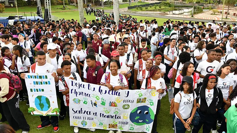Jardín Botánico: Más de 1,000 estudiantes camina por un ambiente sano