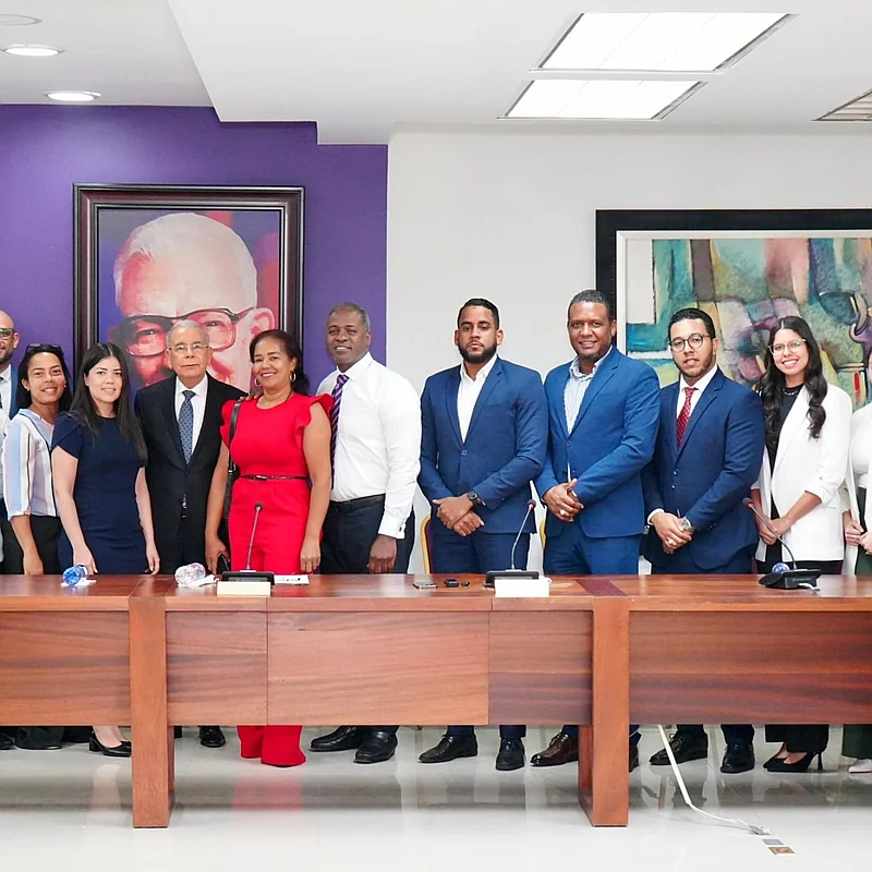Danilo Medina juramenta profesionales del sector salud en el PLD