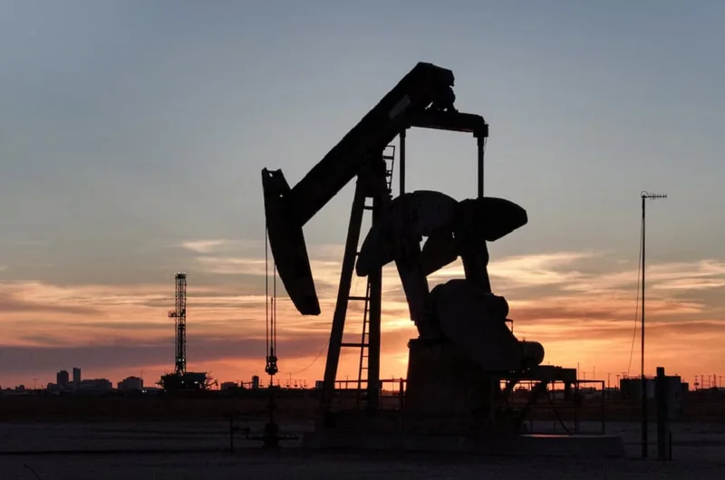 El petróleo costará 95 dólares a final de año si se abre el estrecho de Ormuz, según Rusia
