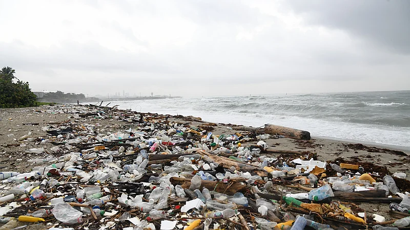Plásticos afixian la playa Los Gringos en Haina