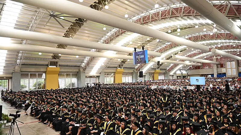 Rector PUCMM advierte sobre desafíos éticos de la IA, al encabezar graduación de 1,149 profesionales