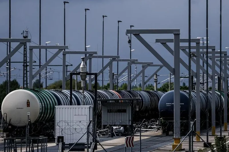 El brent alcanza los 100 dólares con subida del 4% tras ataques cruzados entre EE. UU. e Irán