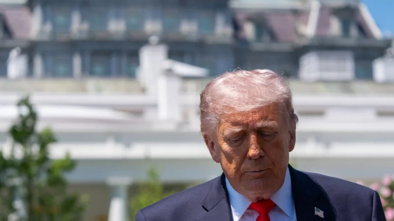 Trump llama “locos” a la prensa y a los demócratas por su postura sobre Irán