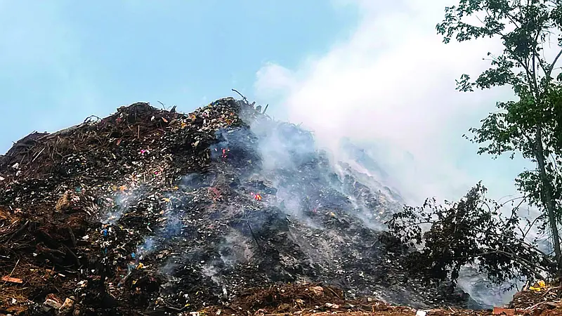 Humo de vertedero de Jarabacoa arropa la comunidad causando problemas de salud